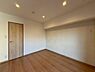 子供部屋：清かで艶やかな時間をもたらしてくれる室内です。