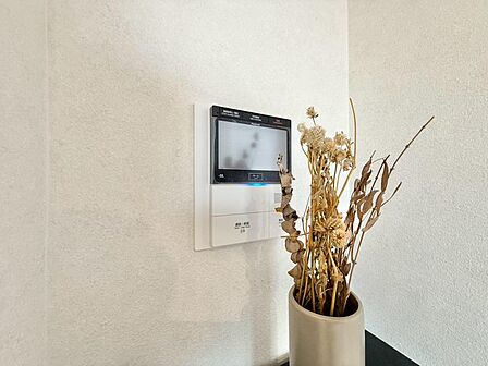 誰が来てもわかる様にモニター付きインターホンを設置。