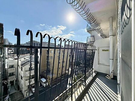 朝の澄んだ空気や、夕方に吹く清々しい風を感じられるバルコニー。