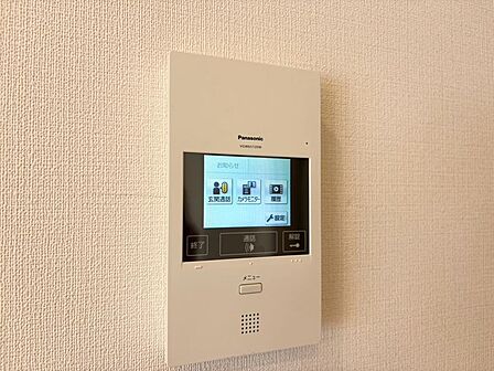 誰が来てもわかる様にモニター付きインターホンを設置。