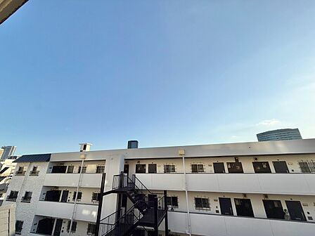 陽当たり・通風・開放感に恵まれた環境です。