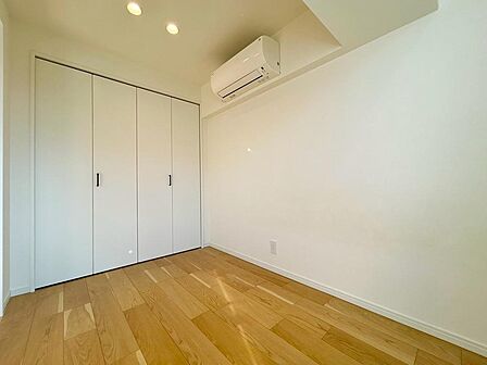 清かで艶やかな時間をもたらしてくれる室内です。