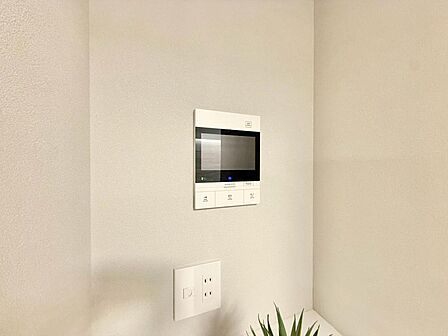誰が来てもわかる様にモニター付きインターホンを設置。