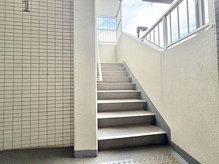 共用部の階段です。明るく清潔に管理されています。