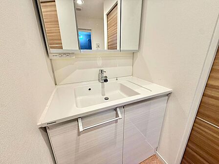 清潔感を感じられる洗面化粧台。