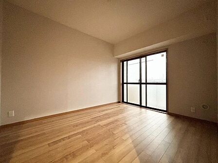 清かで艶やかな時間をもたらしてくれる室内です。