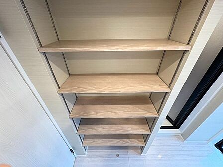 家電やスーツケース、ストック品など何でも片付く嬉しい空間です。