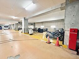 敷地内バイク置き場。