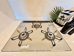 忙しいときでも一度にたくさんの料理が作れる3口コンロ。使い勝手の良さを考えました。
