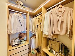 大容量収納可能なウォークインクローゼットはシーズンオフの服や普段使わない物をたくさん収納できます。