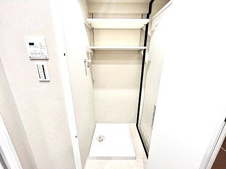 生活感が出ないよう、洗濯機を扉の中へ収納しました。収納もあって、効率よく家事をこなせます。