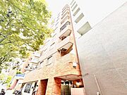 堂々たる趣ながら、主張し過ぎずどこか余裕を感じさせるシャープなフォルムで佇む邸宅。