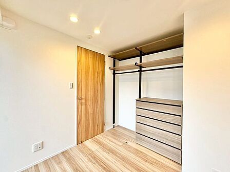 木のぬくもりを感じられる、のびのびとした明るい洋室です。いつまでも快適に暮らせる空間が広がります。