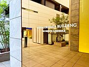 スタイリッシュなマンション名プレートは上質な住空間へ導きます。訪れるたび帰るたびに優しくおもてなし。