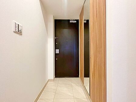 玄関扉を開けると広々としたスペースがあります。収納スペースも十分です。