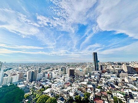 眺望の良さはタワーマンションの醍醐味です。青空も、夜空も独り占めできます。