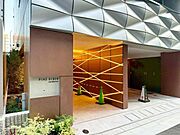 建物までのアプローチが住まう方や訪れる方を優雅に導く、品格が漂うエレガントな佇まい。