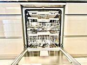 ビルトイン食洗機は作業台が広く使え、見た目もスッキリ。節水や節電も充実して家事の手助けをしてくれます。