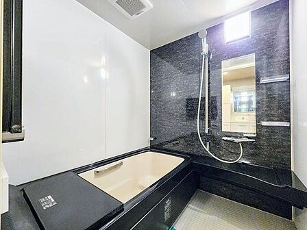 忙しい朝の身支度がスムーズに。広めに取られた洗面室にはリネン庫もあり収納充実。