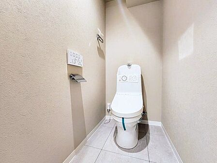 美しい浴槽と重厚感溢れる色合いのバスルーム。身体と心をより良く整えます。