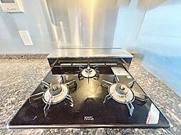 料理の幅が広がる、同時進行できる3口コンロのキッチン。