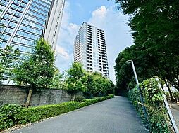 環境に調和した気品漂う外観。落ち着きのある上質な空間へといざないます。