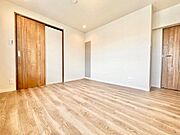 木のぬくもりを感じられる、のびのびとした明るい洋室です。いつまでも快適に暮らせる空間が広がります。