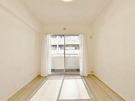 開口部が広くたくさんの陽を取り入れます。窓を開ければ気持ちよい風が舞い込んできて開放的な空間を演出。