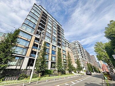 外観:高貴な雰囲気を纏う外観。クオリティを追求した快適な空間が住まう方の心を満たします。 外観:高貴な雰囲気を纏う外観。クオリティを追求した快適な空間が住まう方の心を満たします。