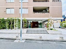 外と内をつなぐエントランスは、まさに顔となる場所。シンプルながらも上質な空間を作り出します。