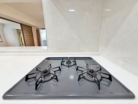 3口コンロで、お料理の効率もアップ。受け皿のないフラット天板で、お手入れもラクラク。