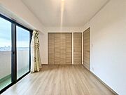 大きな窓からたっぷりと陽光が注がれる明るい空間。時を忘れて過ごせるお部屋。