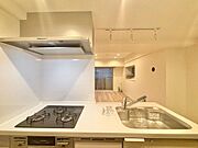 キッチンはリビングダイニングを見渡せる対面式キッチン。家事が捗るように動線を意識した間取りです。