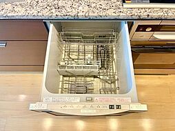 ビルトイン食洗機は作業台が広く使え、見た目もスッキリ。節水や節電も充実して家事の手助けをしてくれます。
