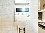 好みやシーンに合わせて湯張りや追焚きができるセミオート給湯を採用。リモコンはキッチンにも設置。