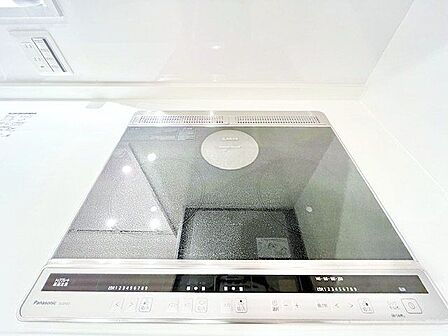 掃除が簡単で安全性の高いIHクッキングヒーターを採用。