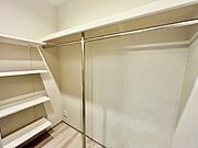大容量収納可能なウォークインクローゼットはシーズンオフの服や普段使わない物をたくさん収納できます。