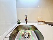 キレイなお水がいつでも、安心して飲める浄水器内蔵型水栓付き。
