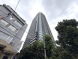 堂々たる趣ながら、主張し過ぎずどこか余裕を感じさせるシャープなフォルムで佇む邸宅。