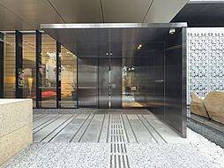 外と内をつなぐエントランスは、まさに顔となる場所。満ち足りたプライベートシーンへと誘う気品があります。