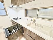 洗浄から乾燥まで自動で行い、片付けの負担を軽減。手洗いではできない洗浄力と節水・省エネも実現します。