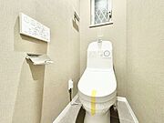 換気と明るさに配慮した、清潔感溢れるトイレ。落ち着いた空間で安らぎのひとときをお過ごしいただけます。