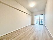 自然光が差し込む落ち着いた印象のお部屋。やわらかな光がリラックスタイムへと誘います。