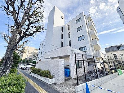 外観:利便性&自然環境に恵まれた、まさに人生を謳歌できる邸宅。 外観:利便性&自然環境に恵まれた、まさに人生を謳歌できる邸宅。