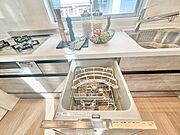 食器を洗っている間にお掃除など、様々なシーンで家事の時短に役立つビルトイン食洗機。