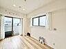 寝室：大きな窓からたっぷりと陽光が注がれる明るい空間。時を忘れて過ごせるお部屋。
