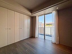 居心地のいい暮らしには欠かせない眩い採光。ゆったりとした幅の窓からこの空間に降り注ぐ採光が絶えません。