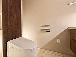 毎日使うものだから、「シンプルでムダのないデザイン」で空間と調和するタンクレストイレ。