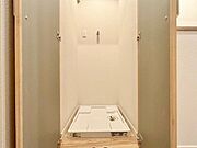 生活感が出ないよう、洗濯機を扉の中へ収納し、普段は見えないようにしました。
