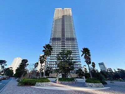 外観:爽やかな青空の下に贅沢なほどに降り注ぐ陽光、豊かな居住性。クオリティが見事に調和した住空間。 外観:爽やかな青空の下に贅沢なほどに降り注ぐ陽光、豊かな居住性。クオリティが見事に調和した住空間。
